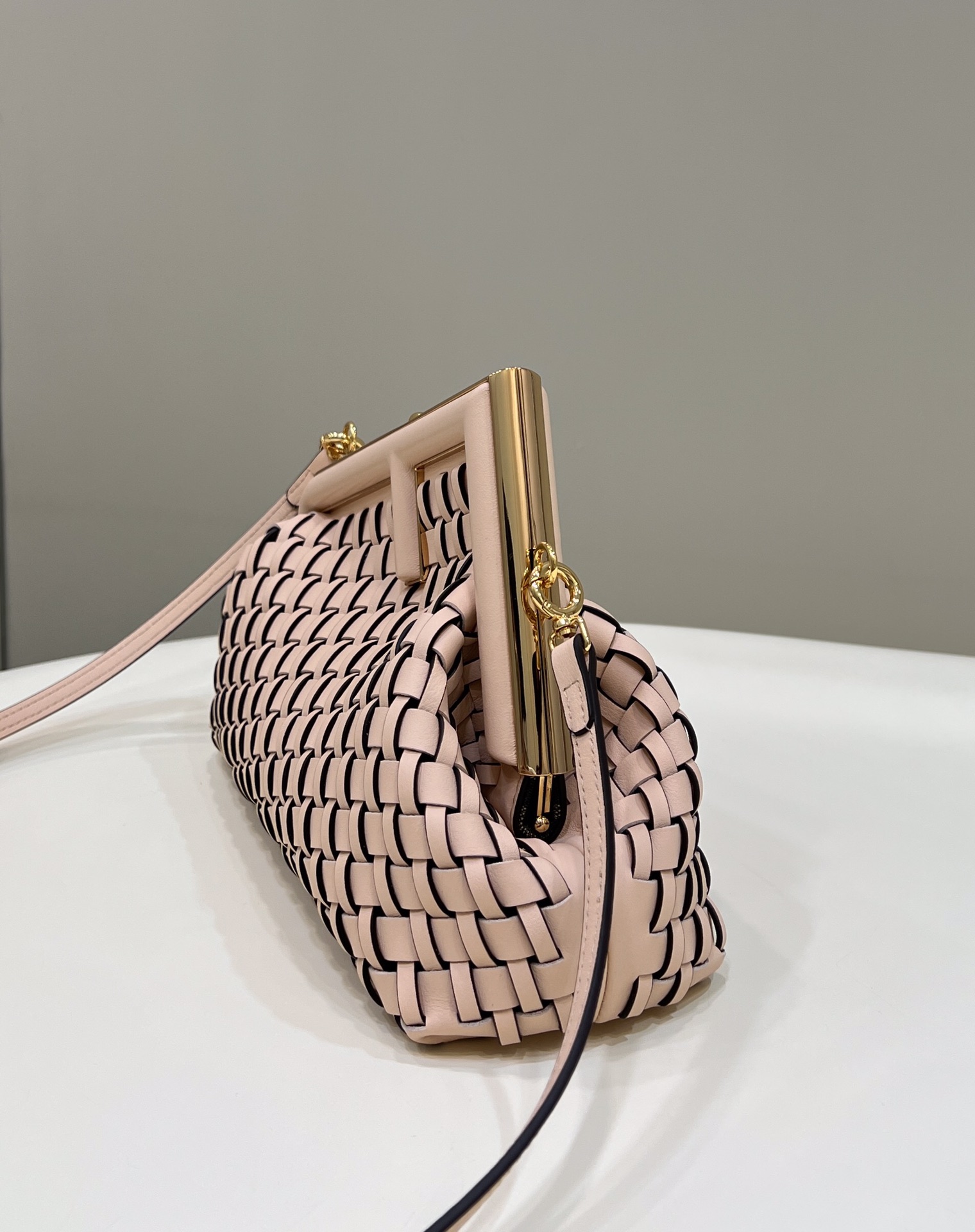 [TOP] FENDI FENDI First Pink Hand-Woven leather Bag - Pink