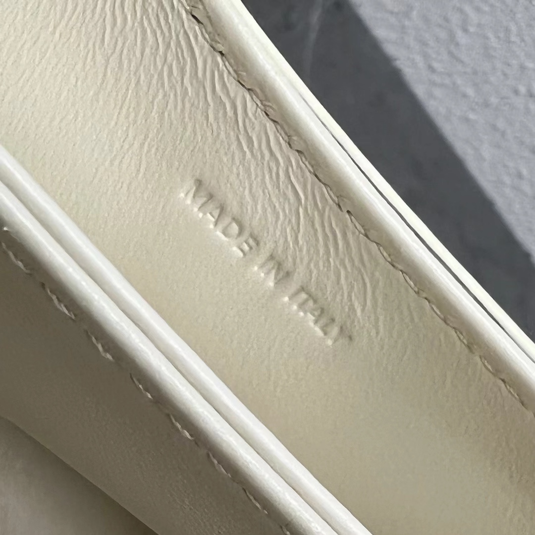 [TOP] CELINE Chain Besace Triomphe Bag 18.5×6×15.5 cm - GHW - White