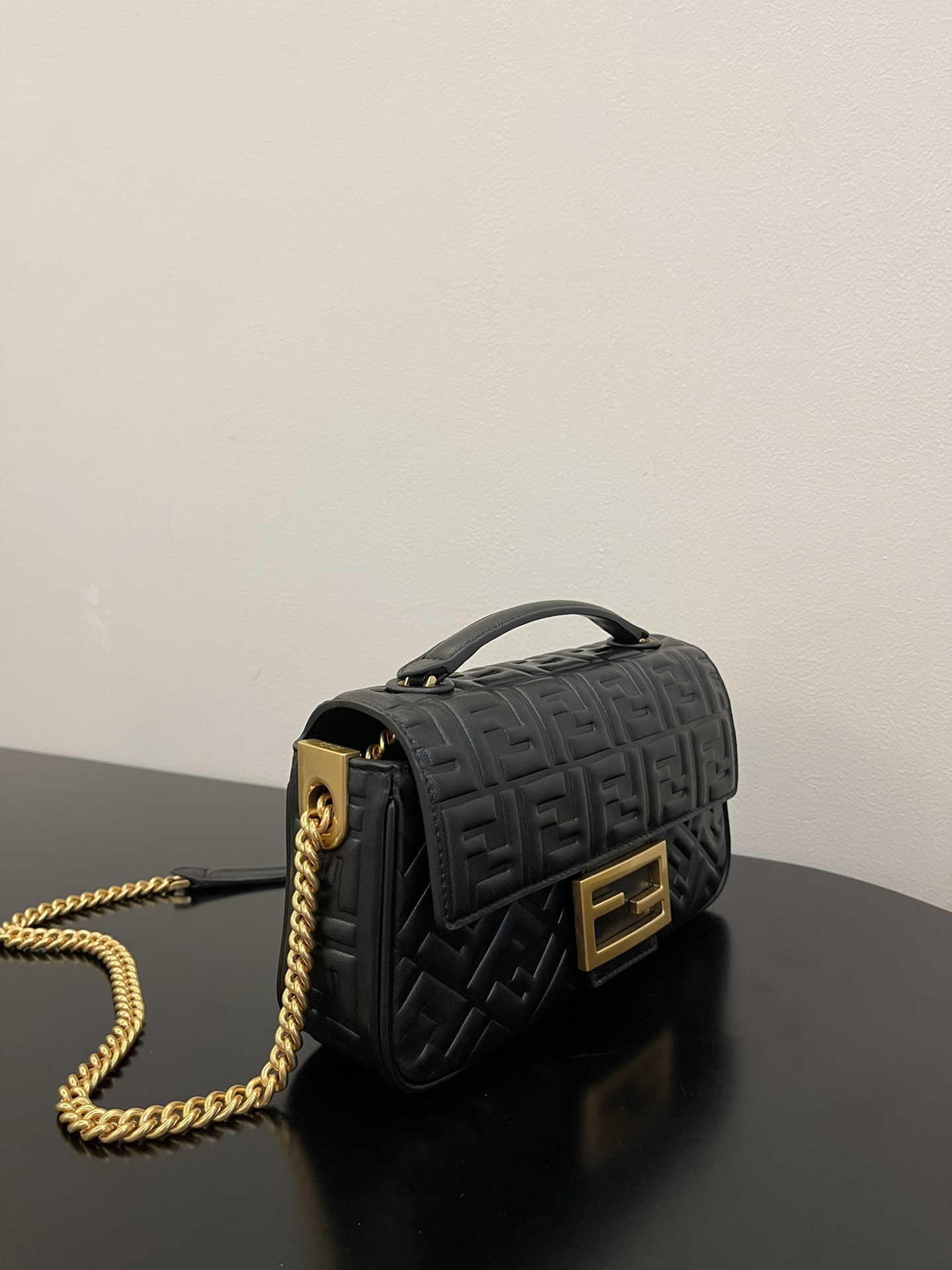 [TOP] FENDI FENDI Baguette Chain Bag - Black