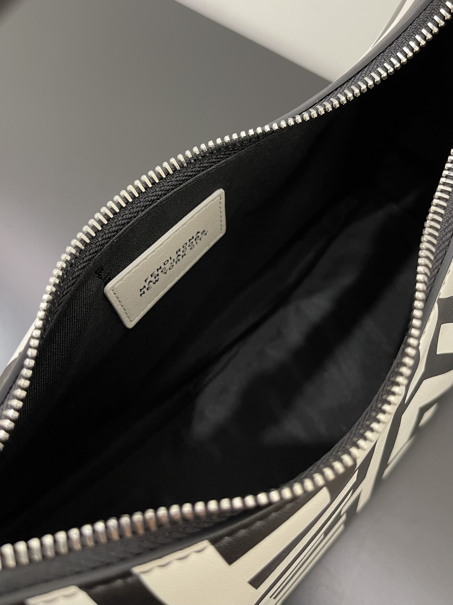 [TOP] FENDI Graphy Bag - Black & White