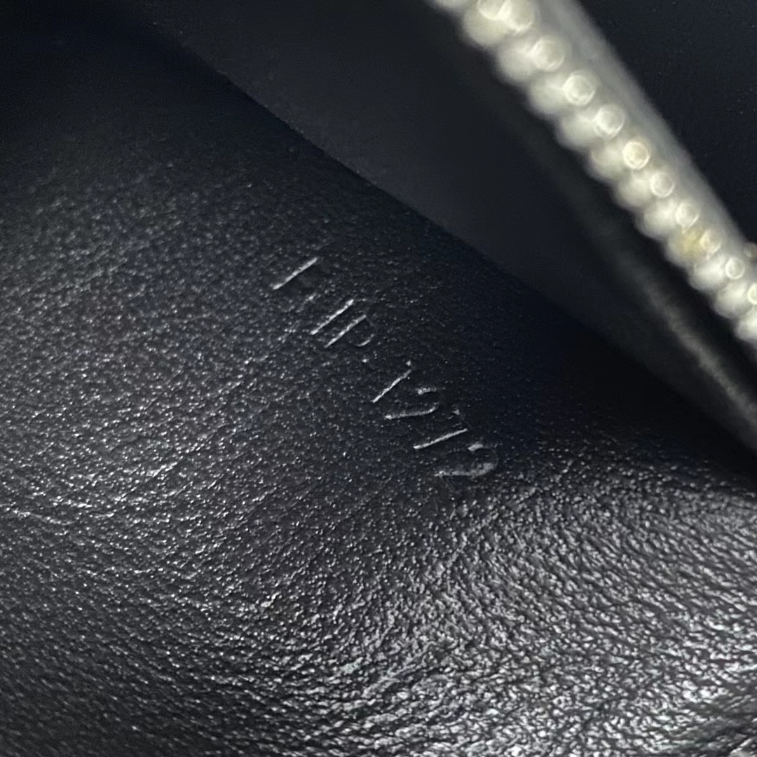 [TOP] CELINE Besace Triomphe Bag 18.5×6×15.5 cm - GHW - Black