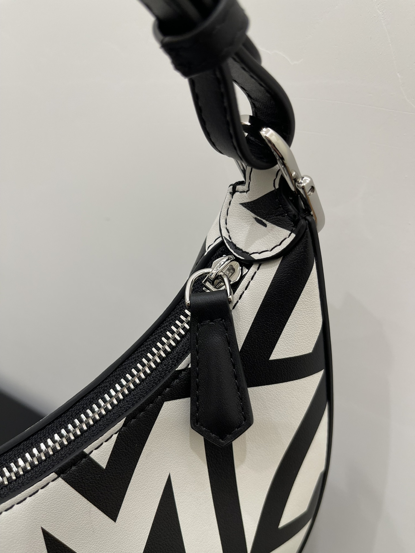 [TOP] FENDI Graphy Bag - Black & White