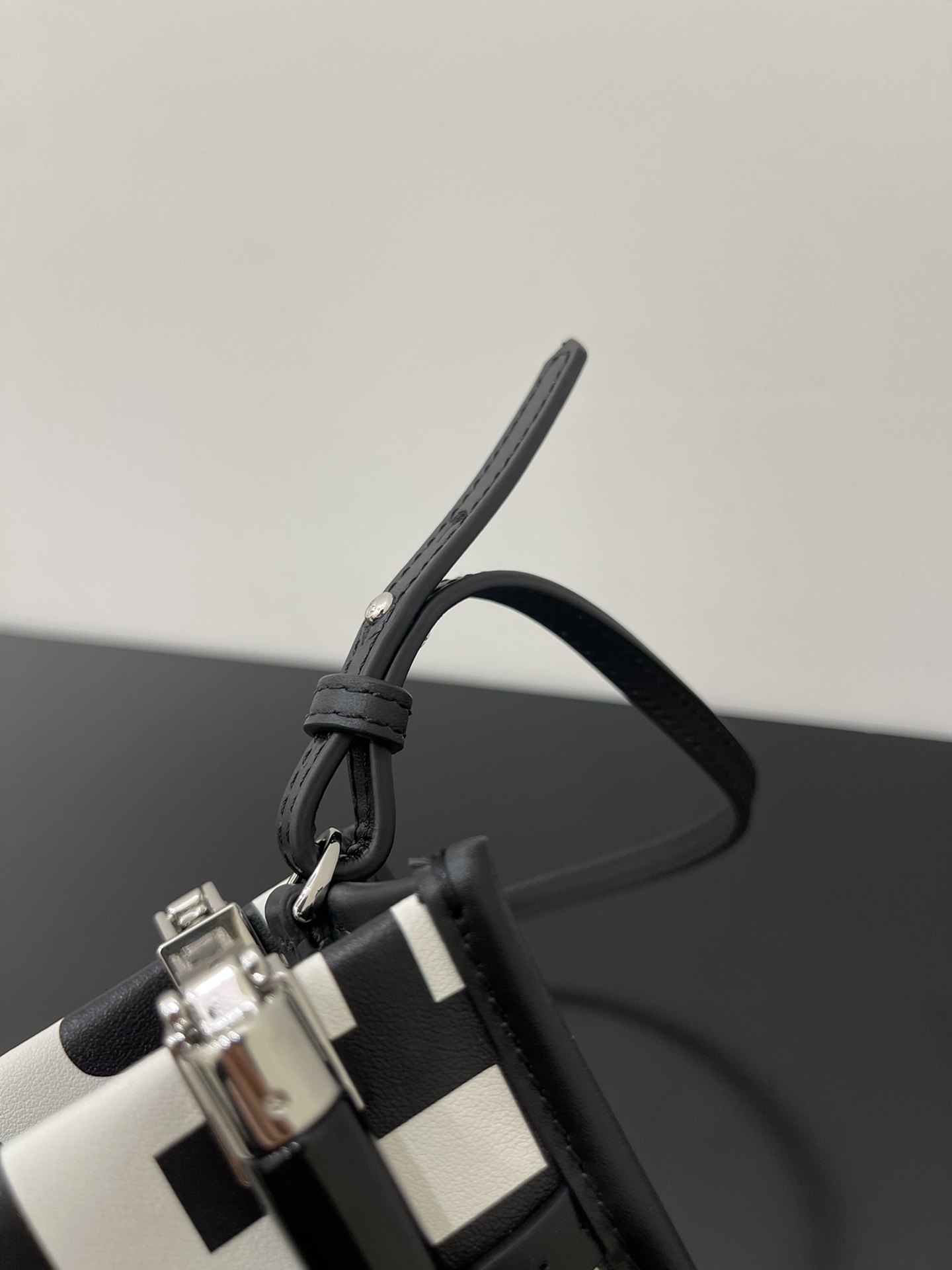 [TOP] FENDI Mini Sunshine Baroque Prints Tote 13x6.5x18cm - Black & White