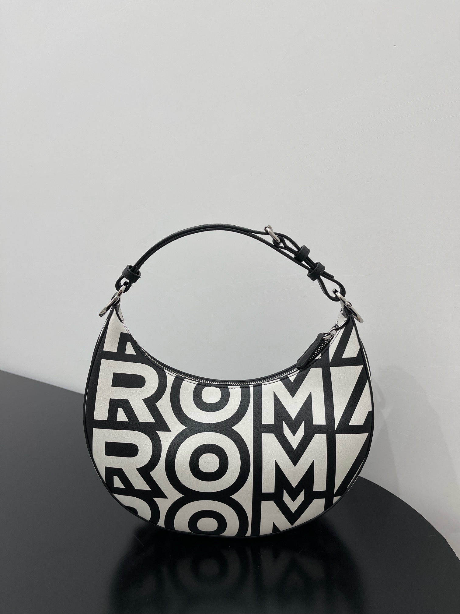 [TOP] FENDI Graphy Bag - Black & White