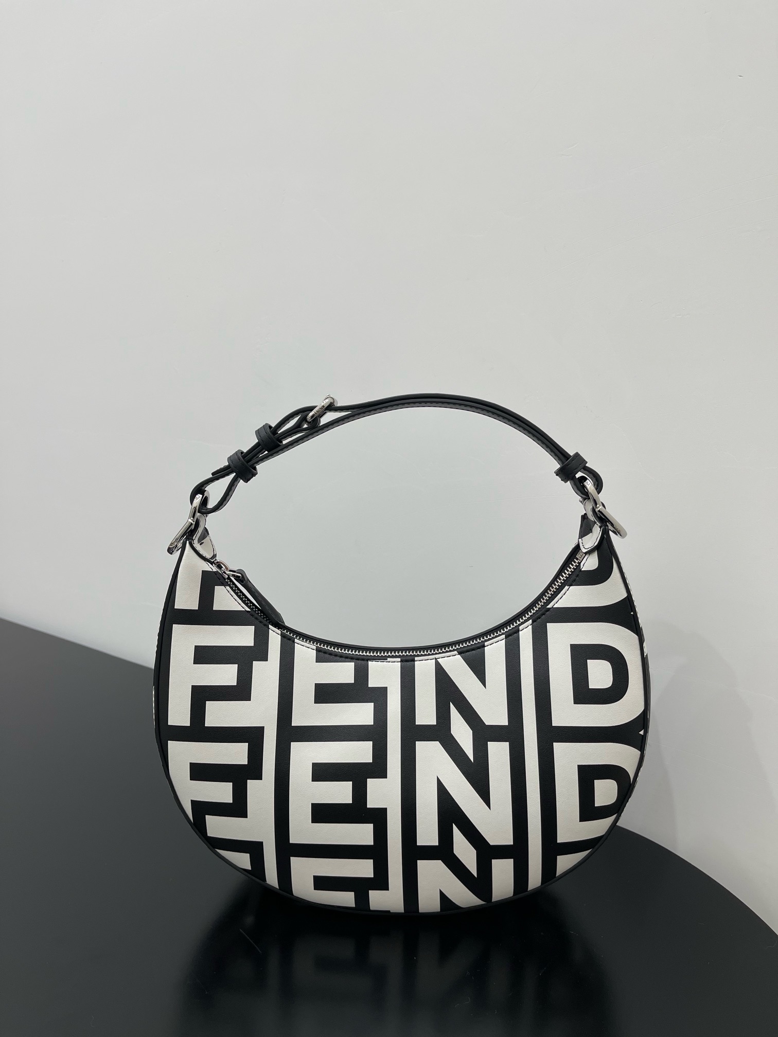 [TOP] FENDI Graphy Bag - Black & White