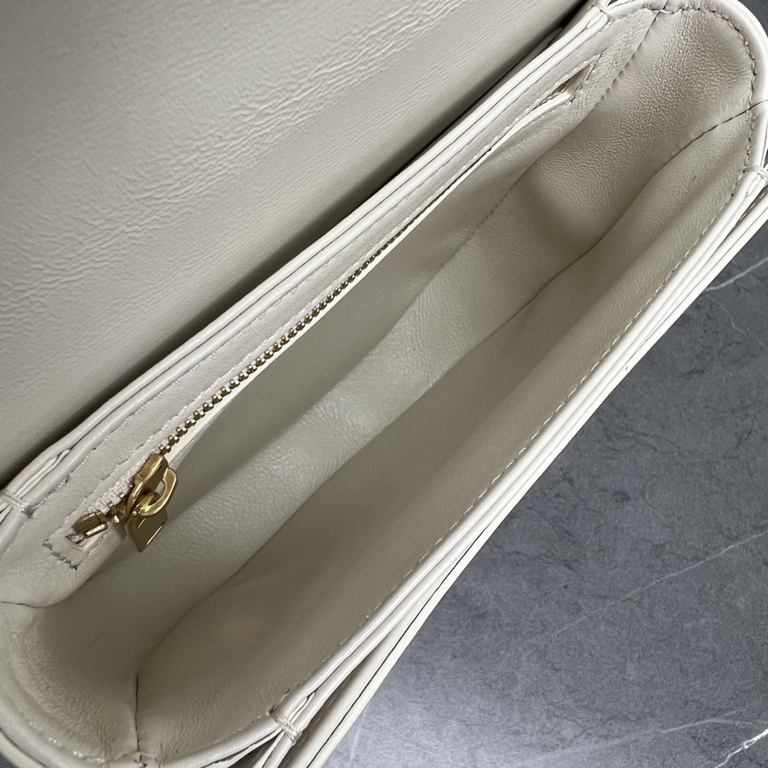 [TOP] CELINE Chain Besace Triomphe Bag 18.5×6×15.5 cm - GHW - White