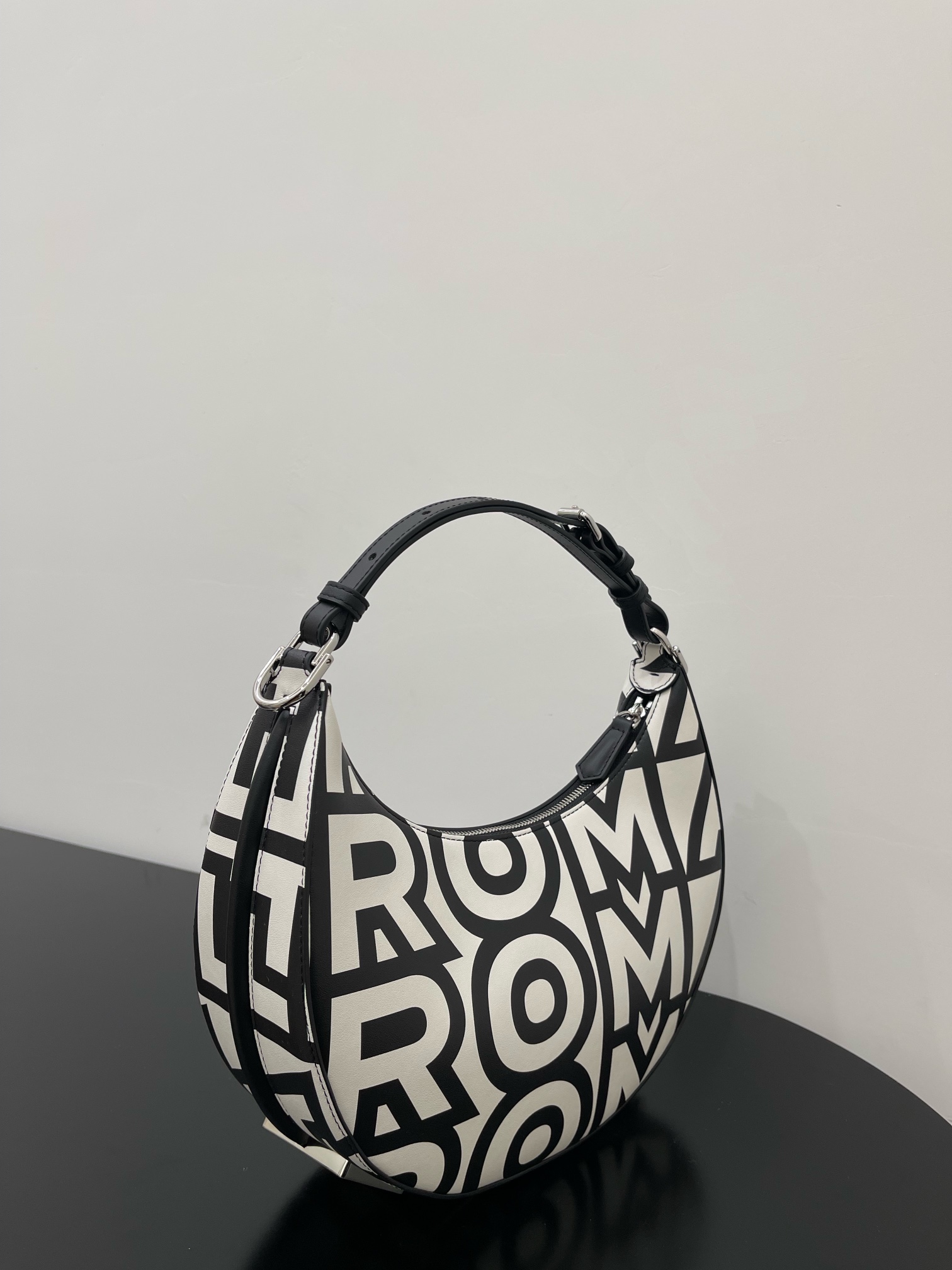 [TOP] FENDI Graphy Bag - Black & White