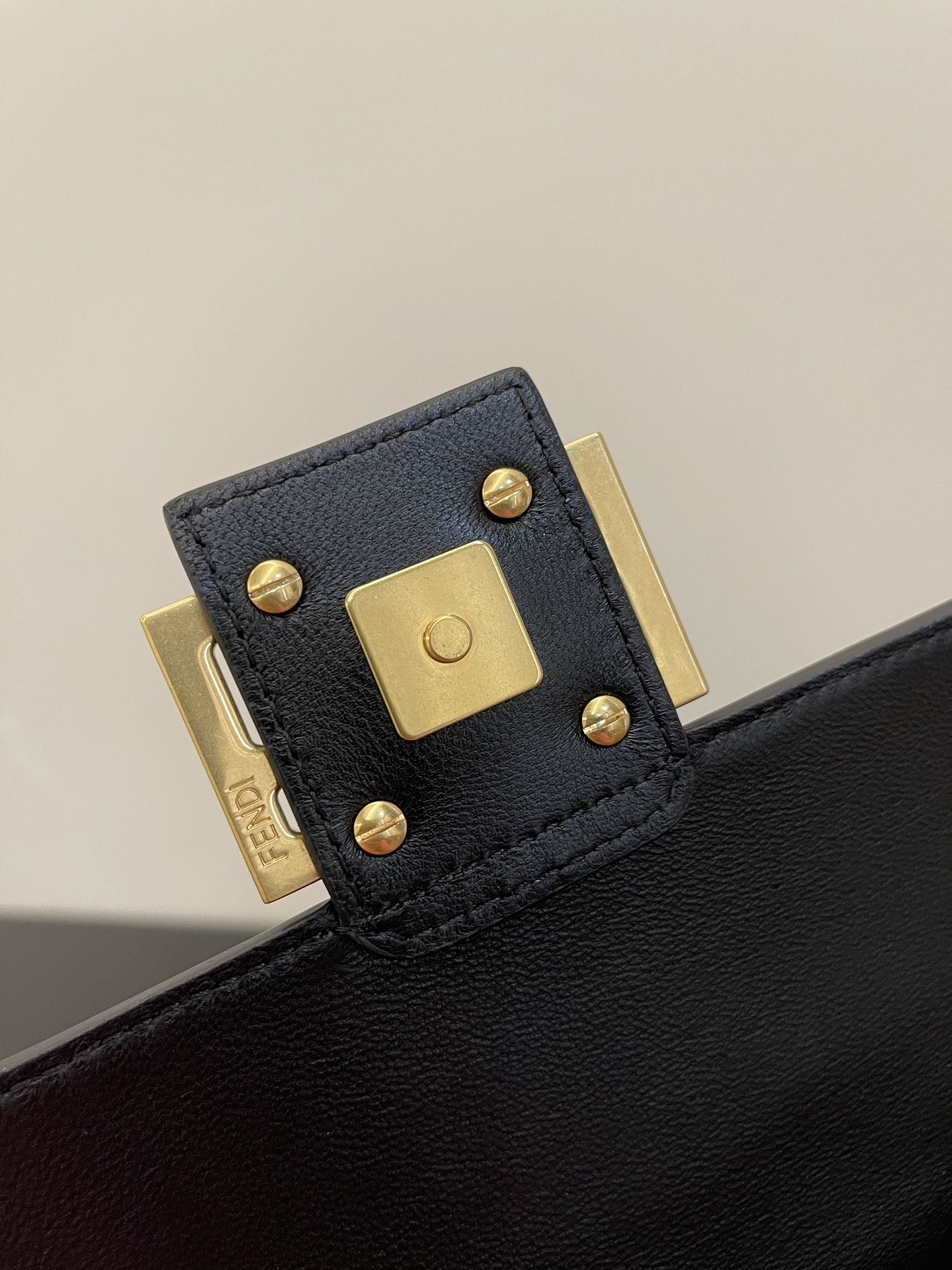 [TOP] FENDI FENDI Baguette Chain Bag - Black
