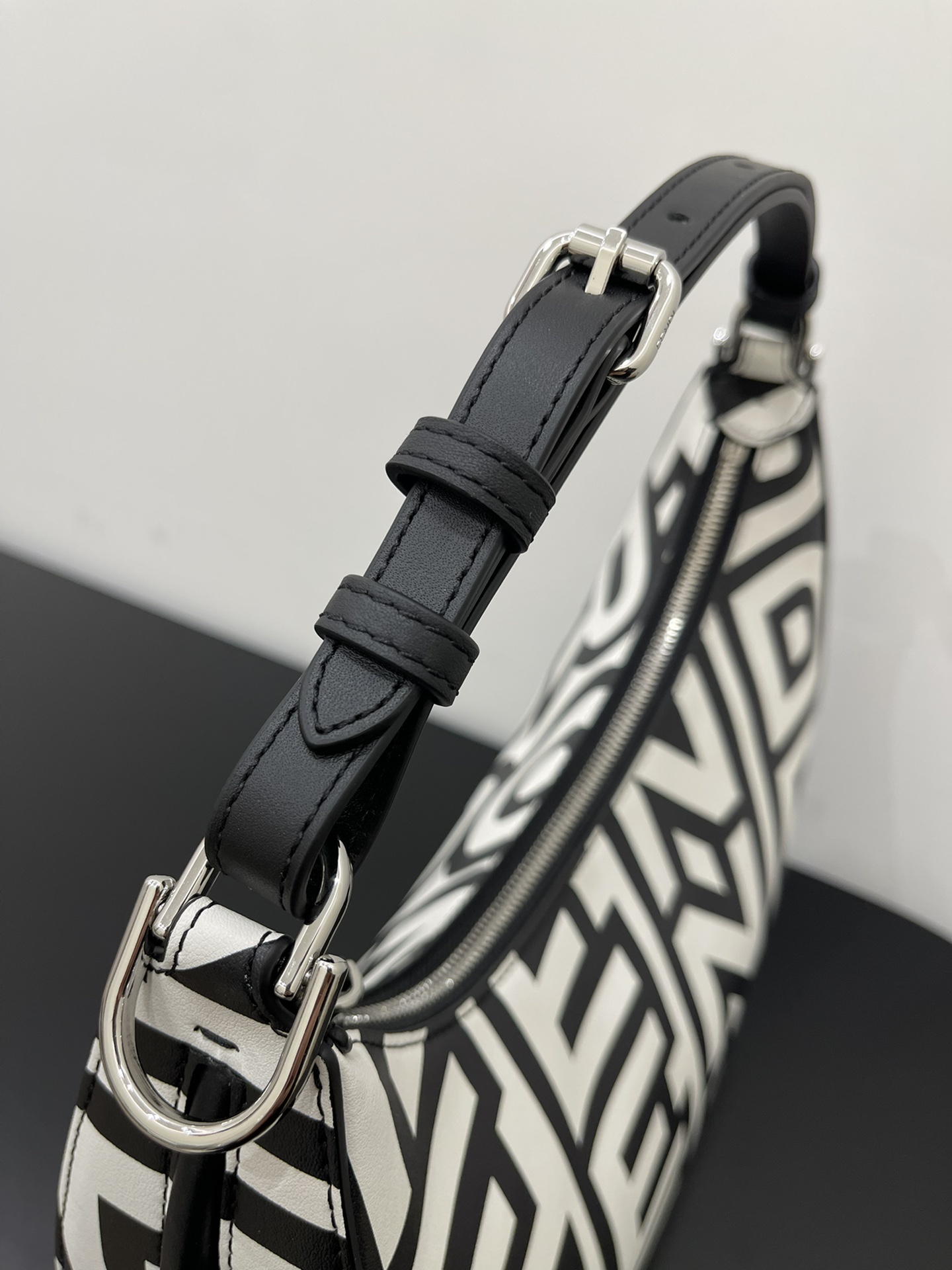 [TOP] FENDI Graphy Bag - Black & White