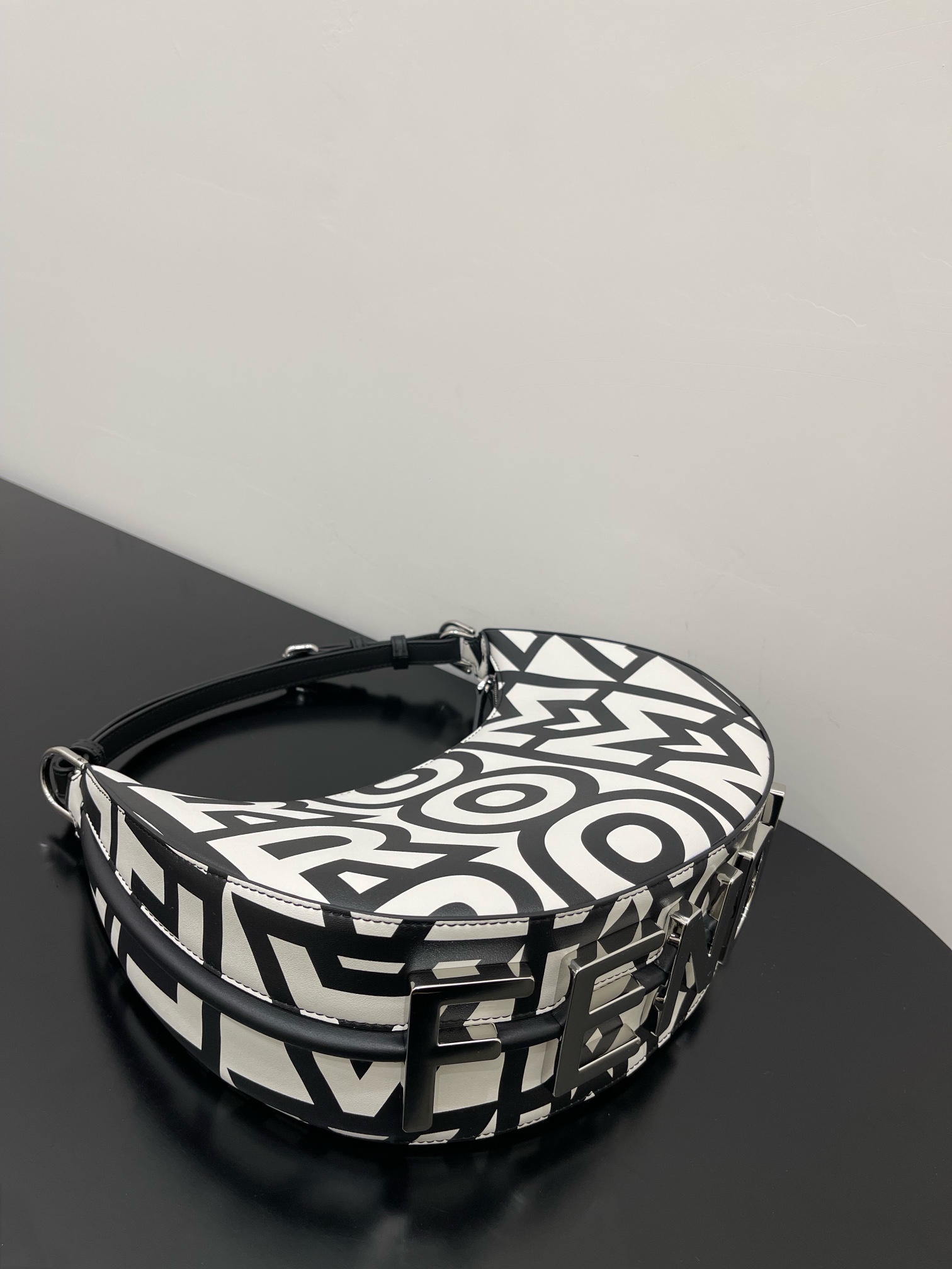 [TOP] FENDI Graphy Bag - Black & White