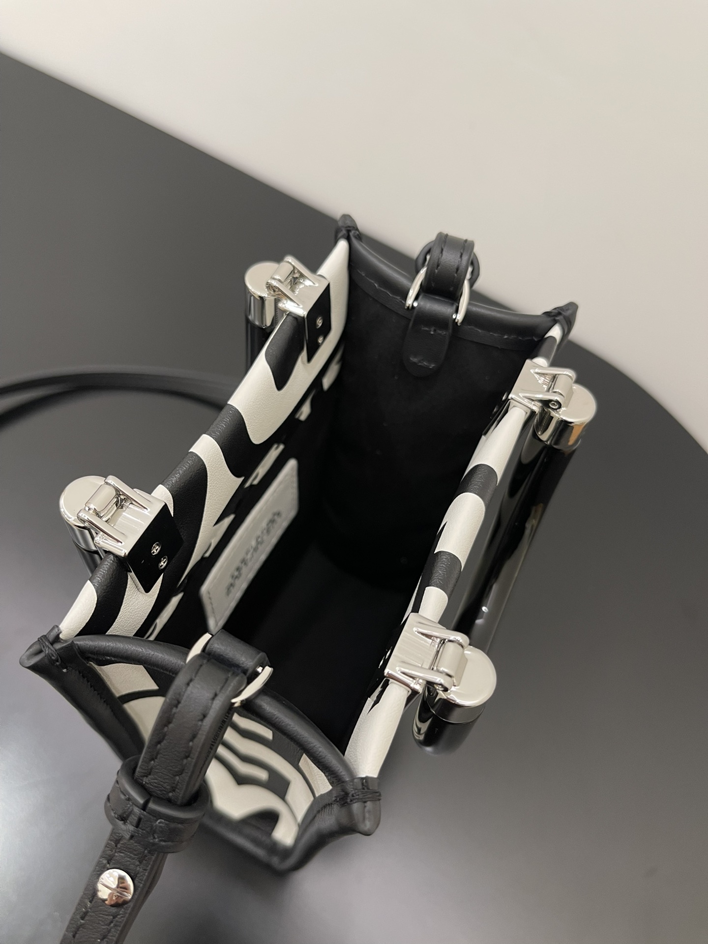 [TOP] FENDI Mini Sunshine Baroque Prints Tote 13x6.5x18cm - Black & White