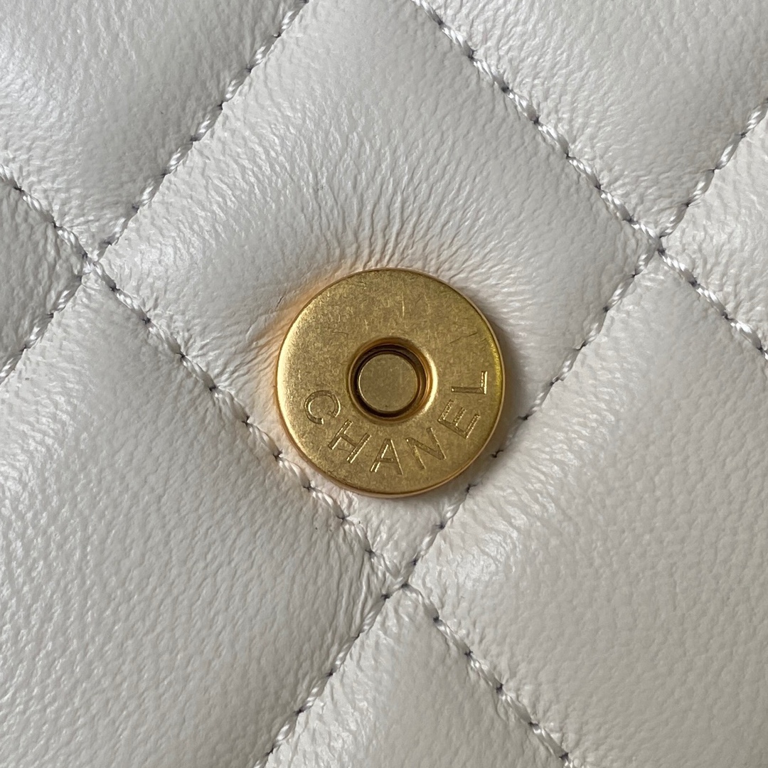 [TOP] CHANEL Metal Bracelet Flip Phone Trendy Bag Raised Logo 9 × 17.2 × 3.5 cm - White