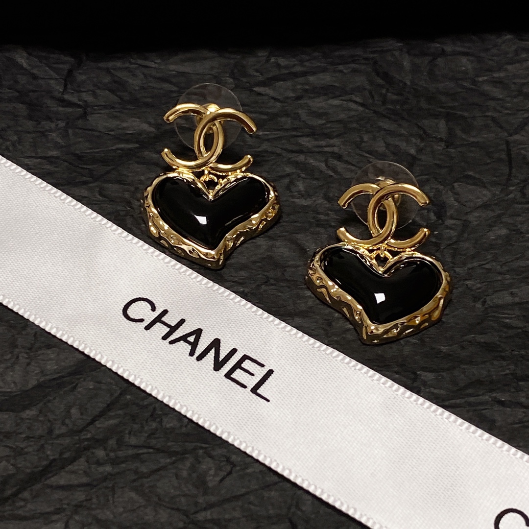 [TOP] CHANEL Classic Heart Stud Earrings - Black