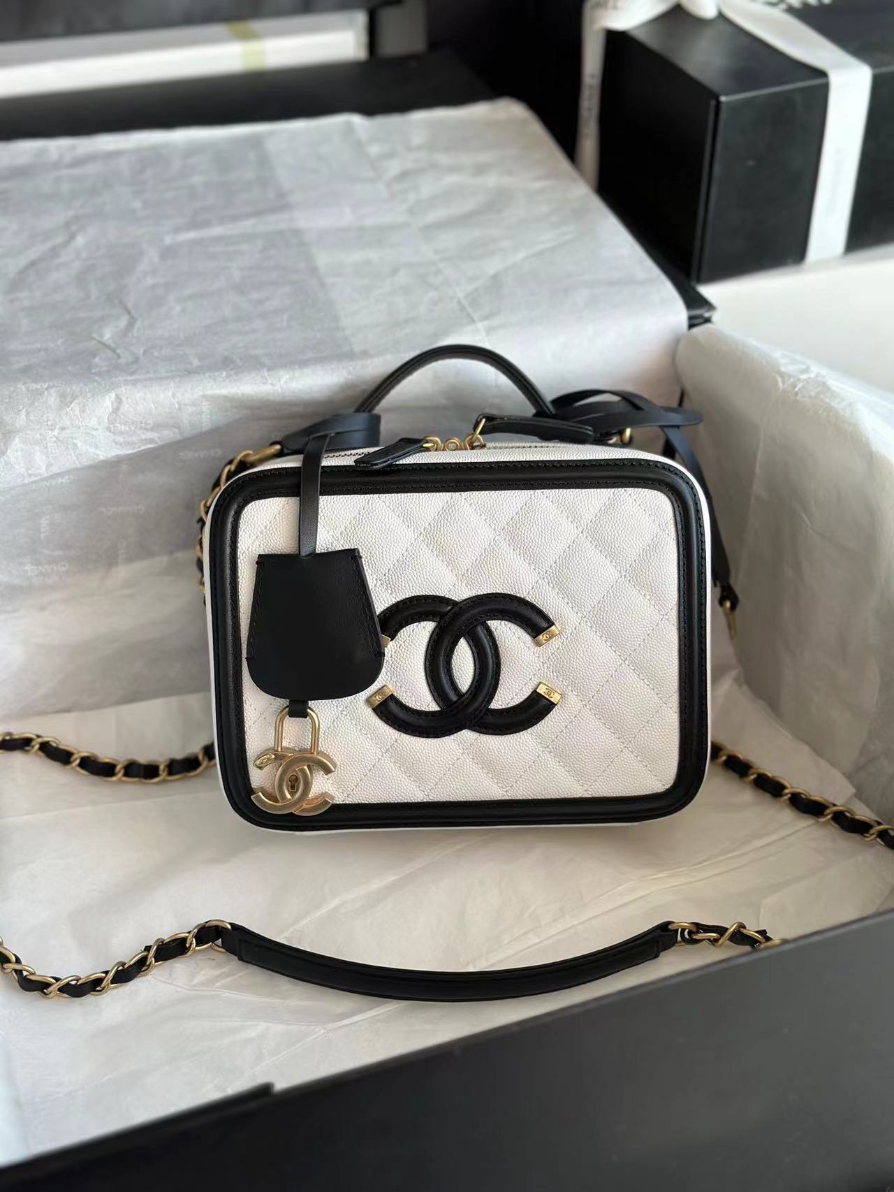 [TOP] CHANEL Classic Flap Bag w Top Handle Mini Rectangular 21CM- White&Black