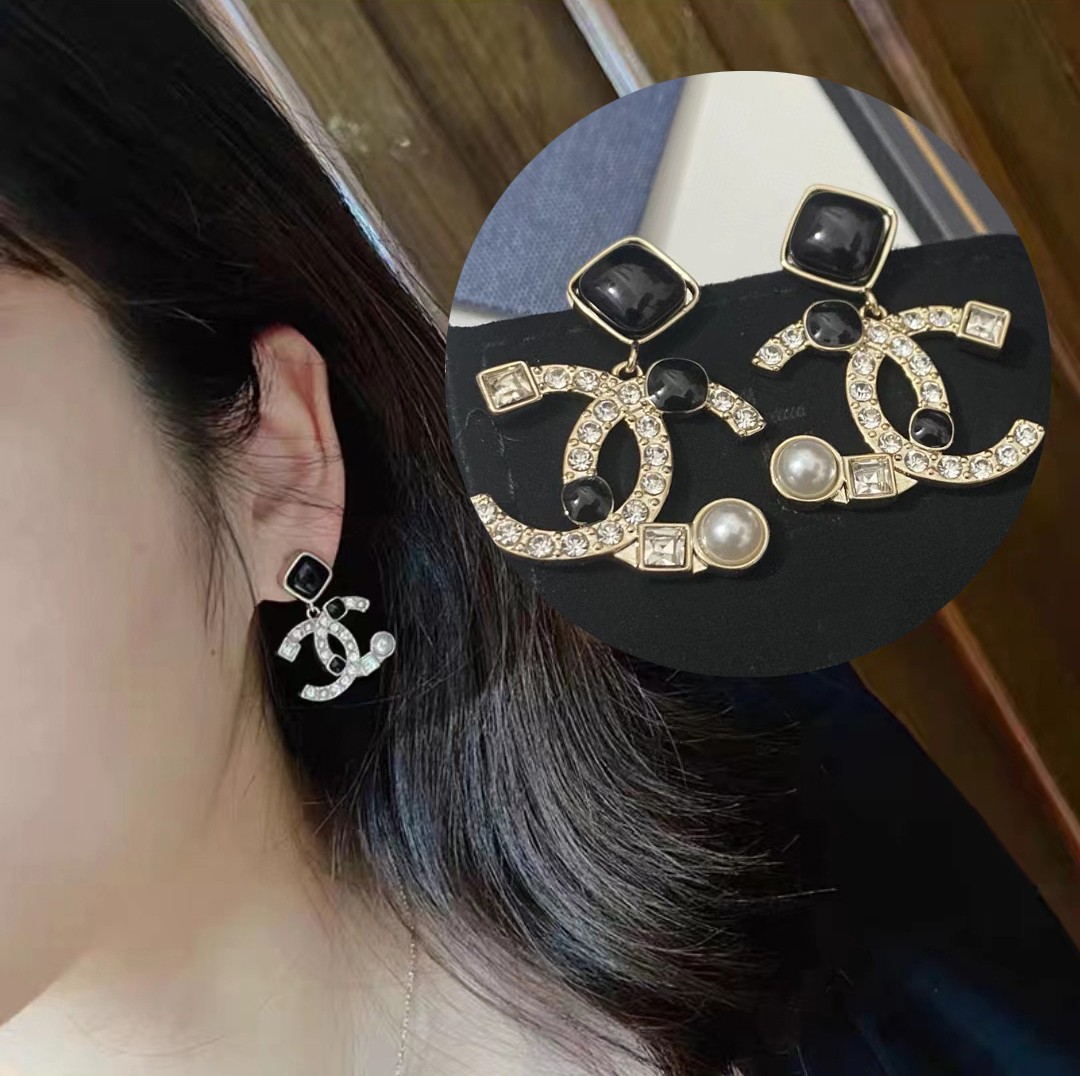 [TOP] CHANEL Black and White Diamond Alphabet Pearl Stud Earrings