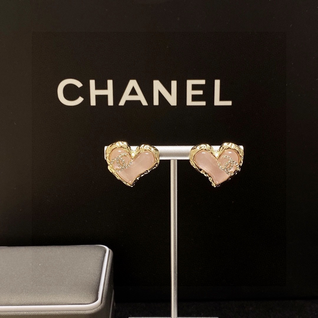 [TOP] CHANEL Classic Heart Stud Earrings - Pink