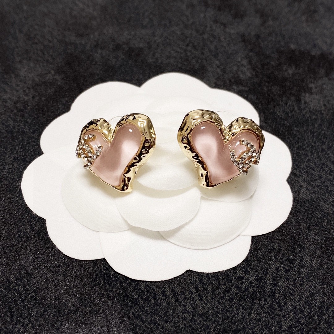 [TOP] CHANEL Classic Heart Stud Earrings - Pink