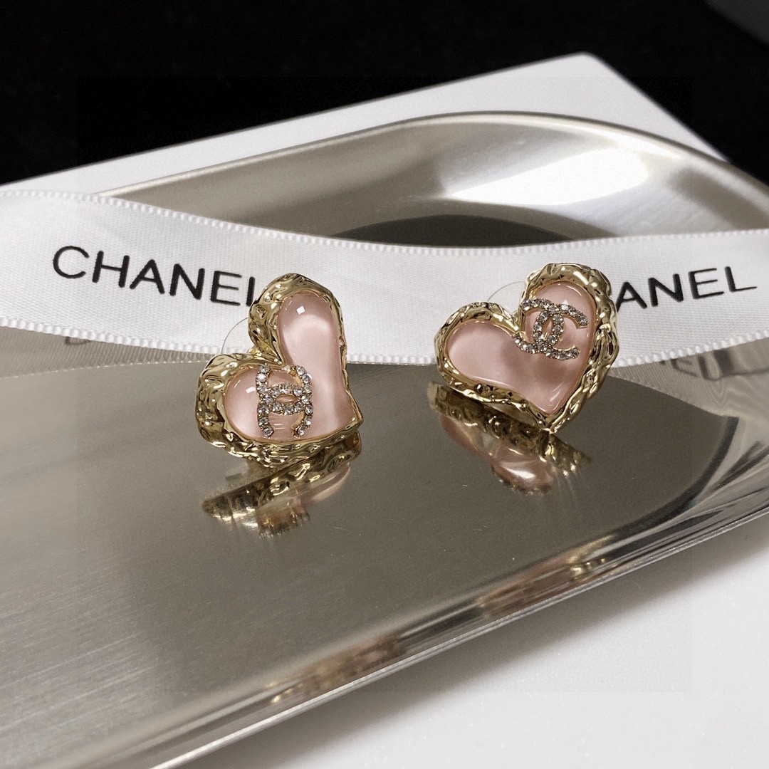 [TOP] CHANEL Classic Heart Stud Earrings - Pink
