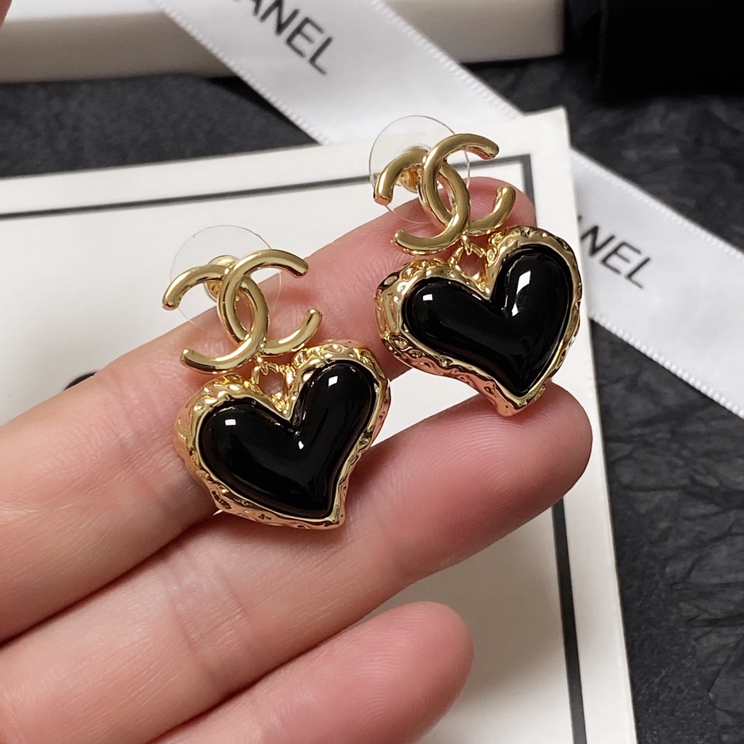 [TOP] CHANEL Classic Heart Stud Earrings - Black