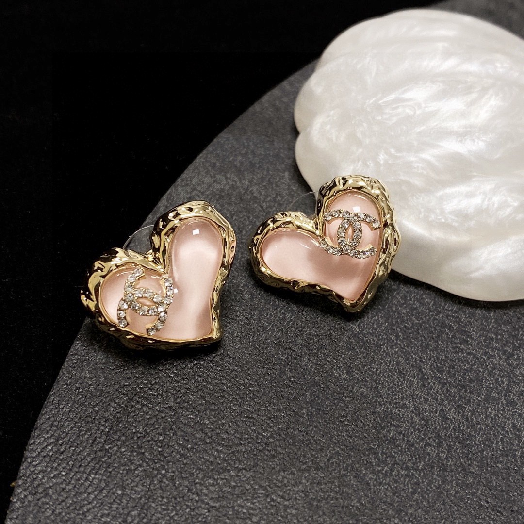 [TOP] CHANEL Classic Heart Stud Earrings - Pink