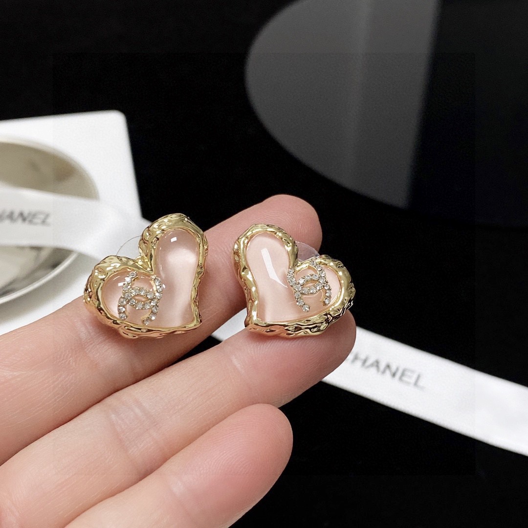 [TOP] CHANEL Classic Heart Stud Earrings - Pink