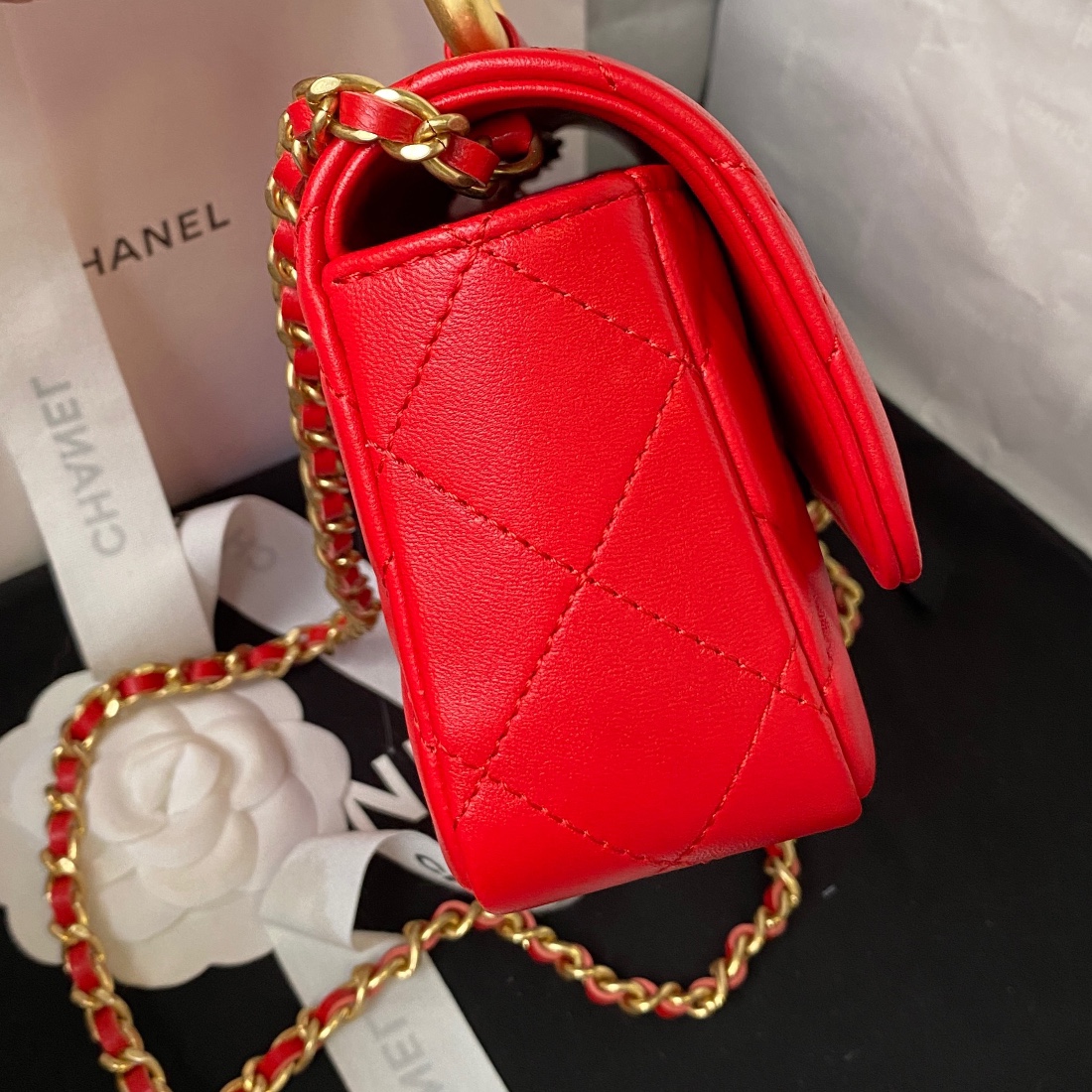[TOP] CHANEL Metal Bracelet Flip Phone Trendy Bag Raised Logo 9 × 17.2 × 3.5 cm - Red