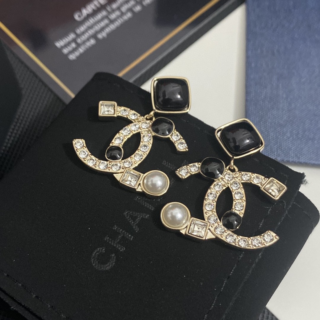 [TOP] CHANEL Black and White Diamond Alphabet Pearl Stud Earrings