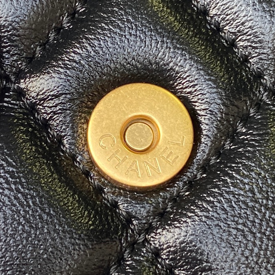 [TOP] CHANEL Metal Bracelet Flip Phone Trendy Bag Raised Logo 9 × 17.2 × 3.5 cm - Black