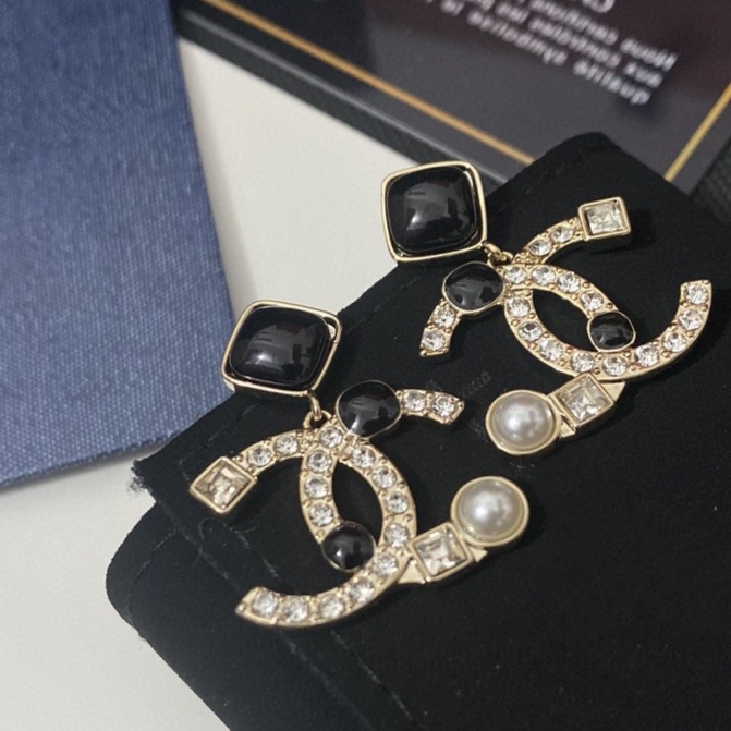 [TOP] CHANEL Black and White Diamond Alphabet Pearl Stud Earrings