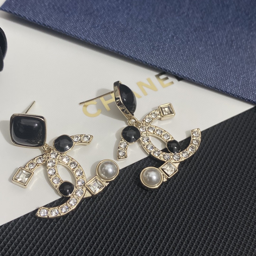 [TOP] CHANEL Black and White Diamond Alphabet Pearl Stud Earrings