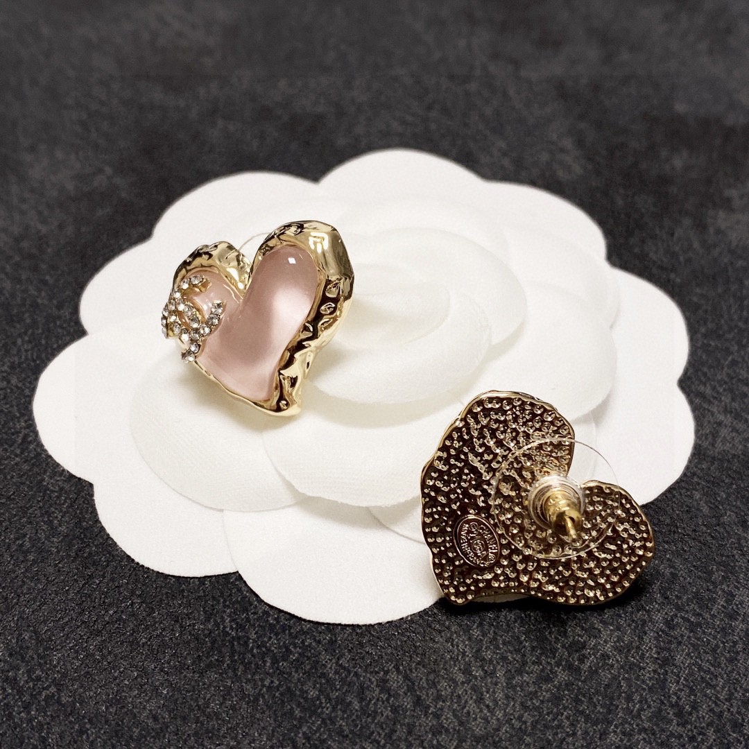 [TOP] CHANEL Classic Heart Stud Earrings - Pink