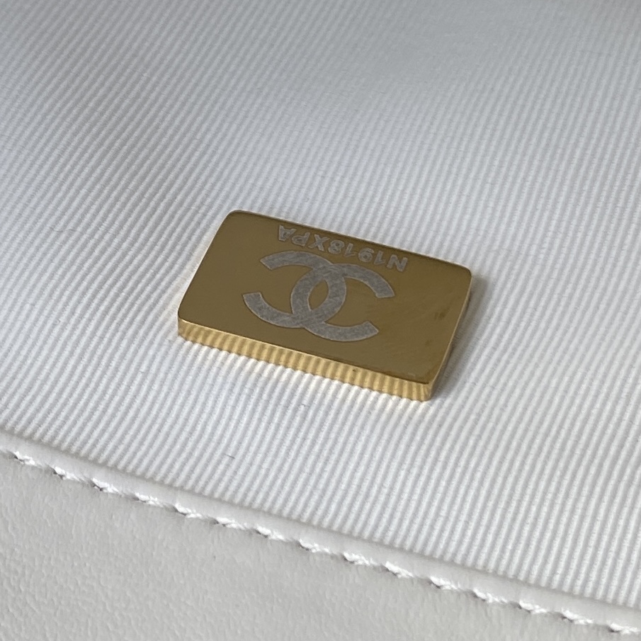 [TOP] CHANEL Gold Beads Flap Bag 16x25x10 cm - White & Red GHW