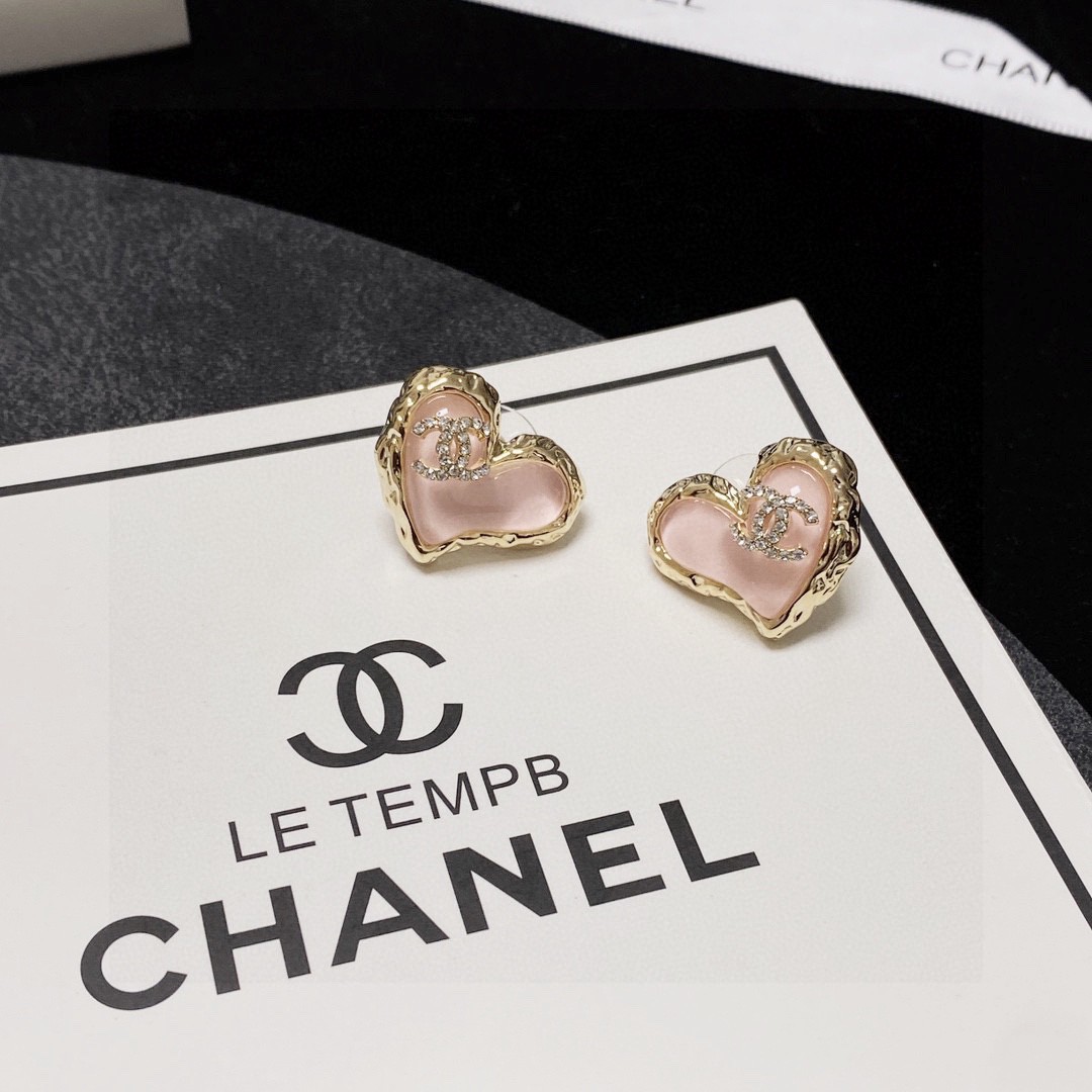 [TOP] CHANEL Classic Heart Stud Earrings - Pink