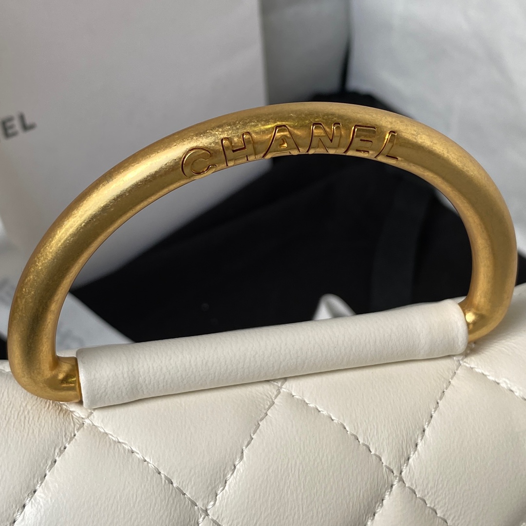 [TOP] CHANEL Metal Bracelet Flip Phone Trendy Bag Raised Logo 9 × 17.2 × 3.5 cm - White