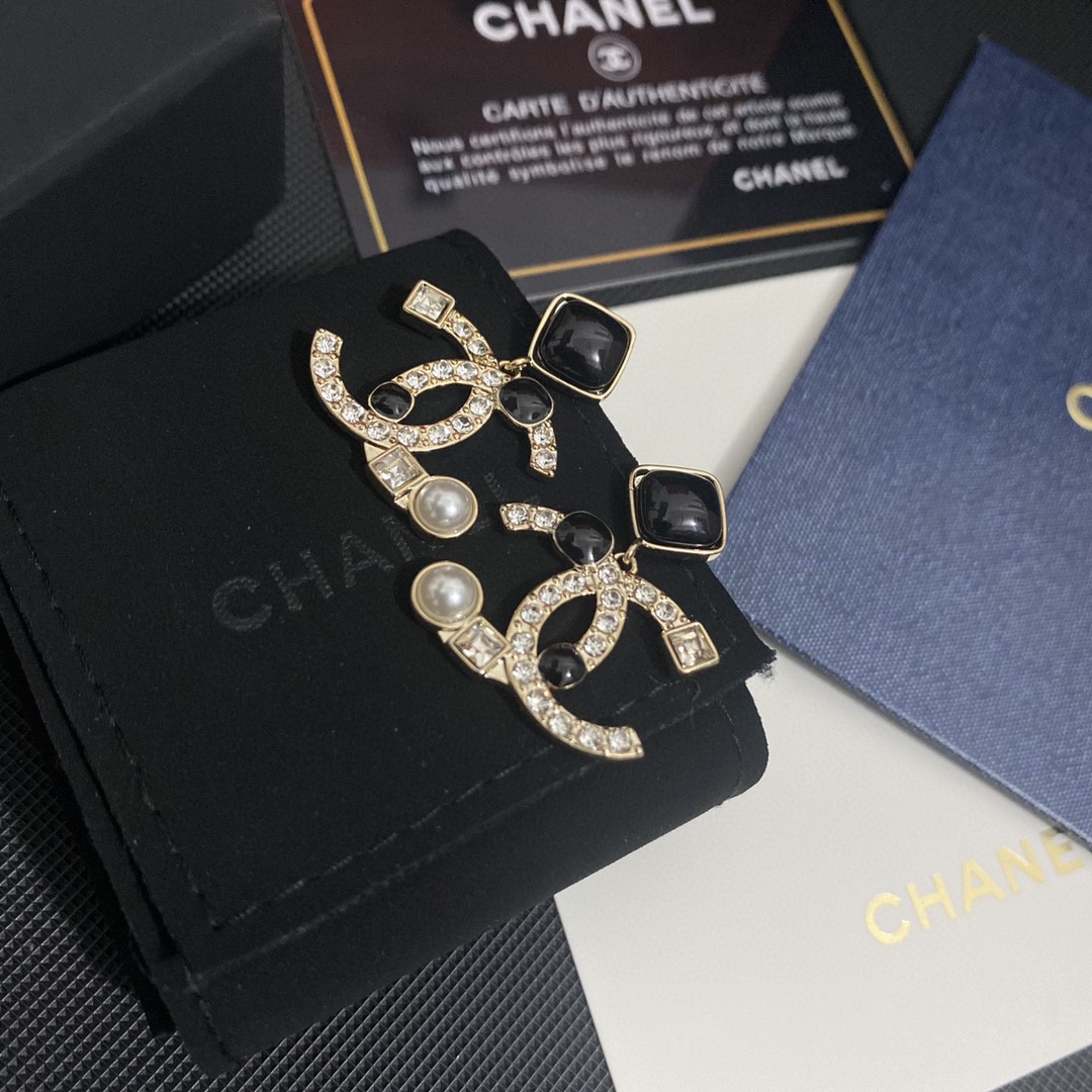 [TOP] CHANEL Black and White Diamond Alphabet Pearl Stud Earrings