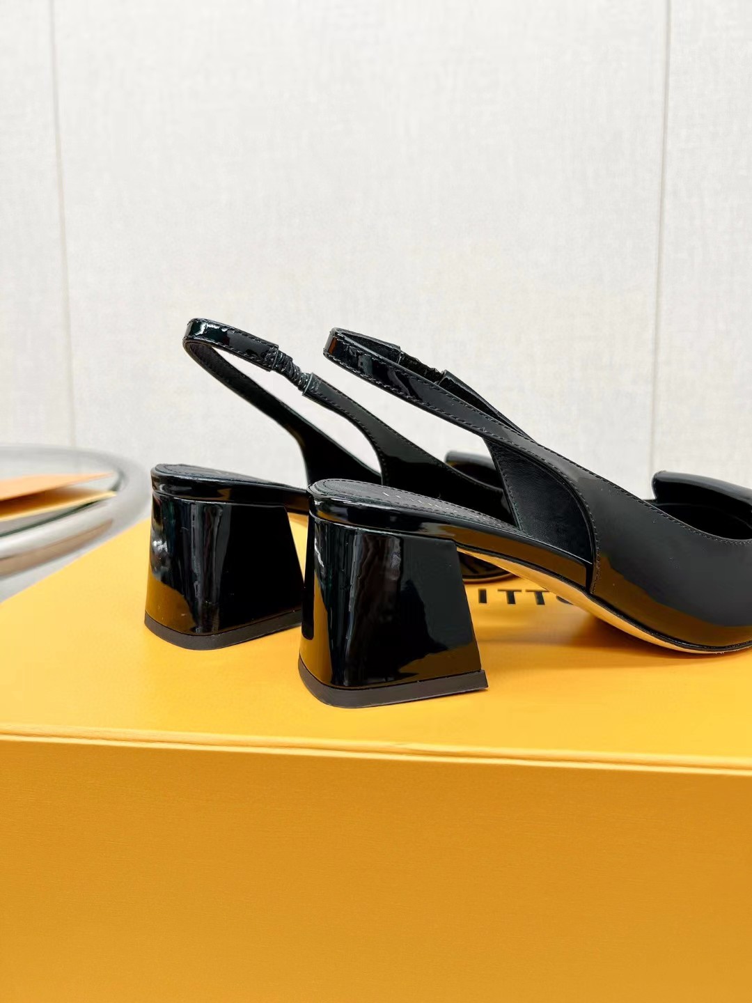 [TOP] Louis Vuitton LV L*V Slingback Pump - Black   [TOP] Louis Vuitton LV L*V Slingback Pump - Black