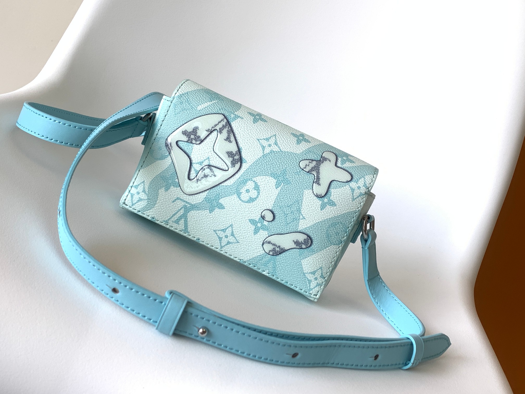 [TOP] Louis Vuitton LV Steamer Wearable Wallet - Sky Blue