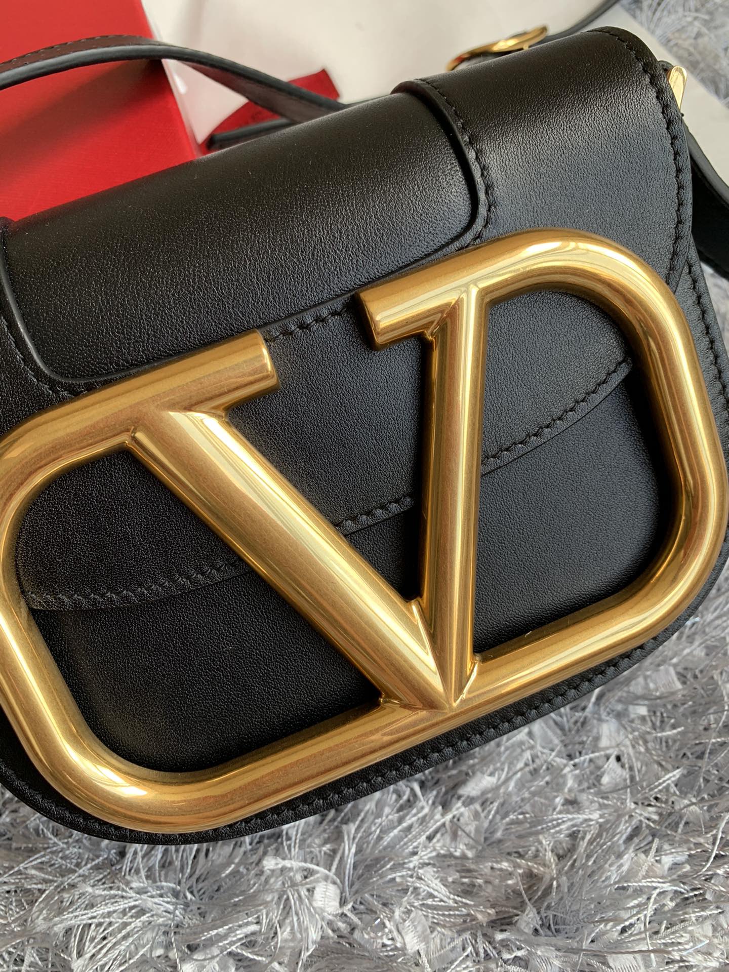 [TOP] VALENTINO Garavani Small Crossbody Bag 18 × 8 × 15 cm - Black