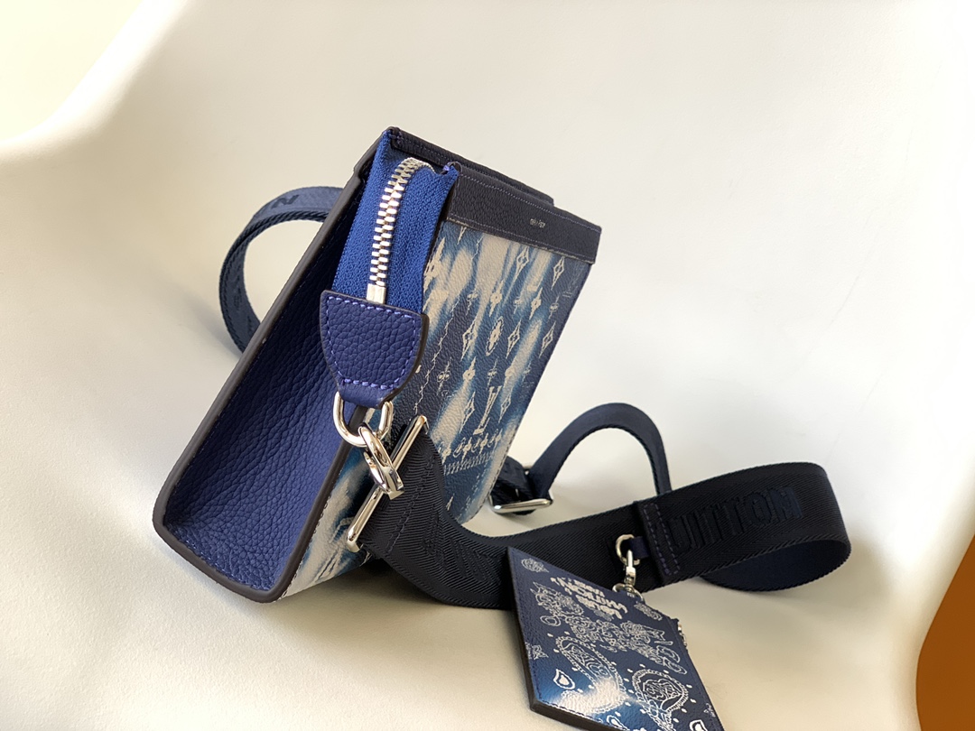 [TOP] Louis Vuitton LV  Gaston Wearable Wallet A Small Handbag - Sky Blue