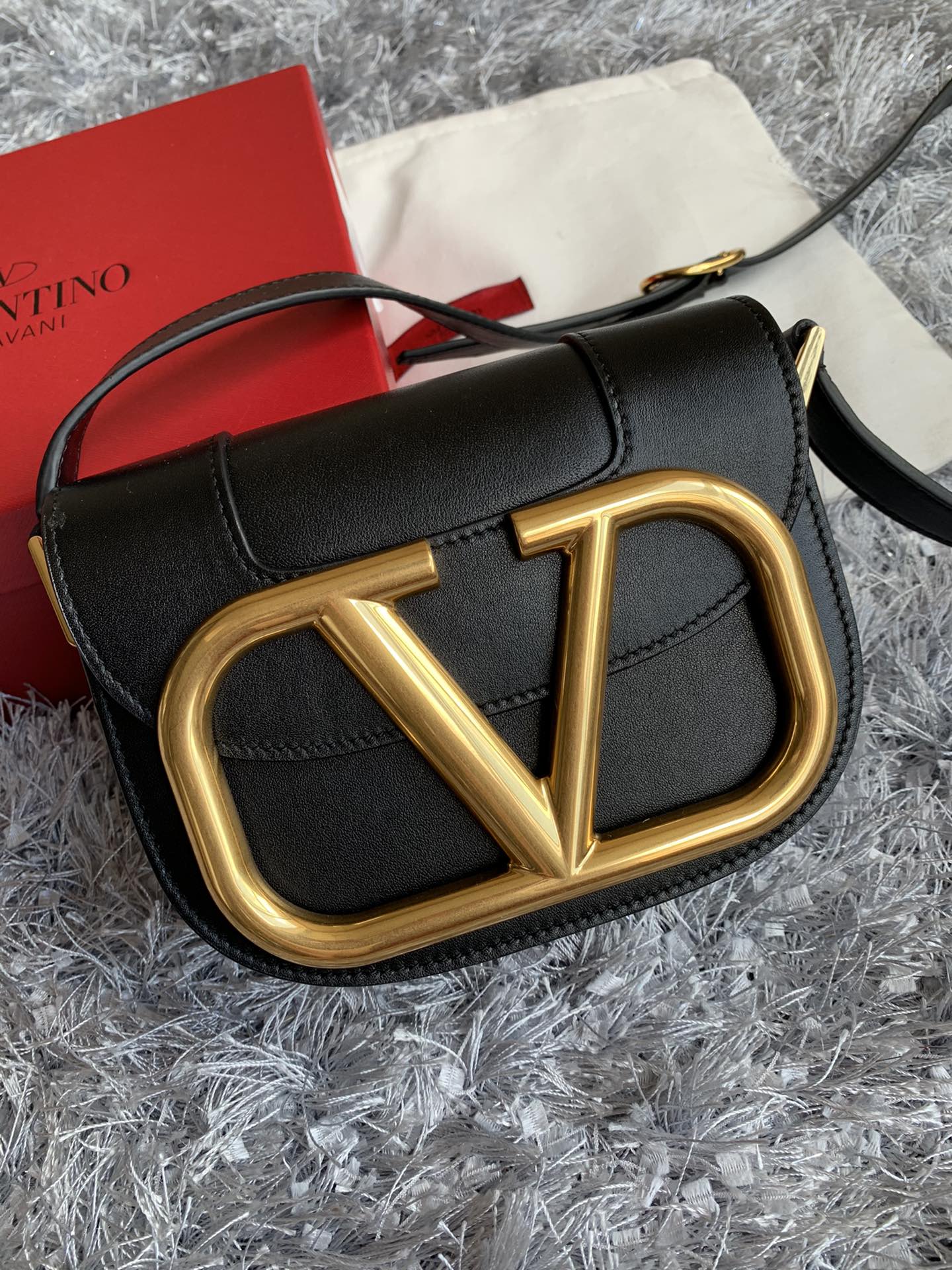 [TOP] VALENTINO Garavani Small Crossbody Bag 18 × 8 × 15 cm - Black