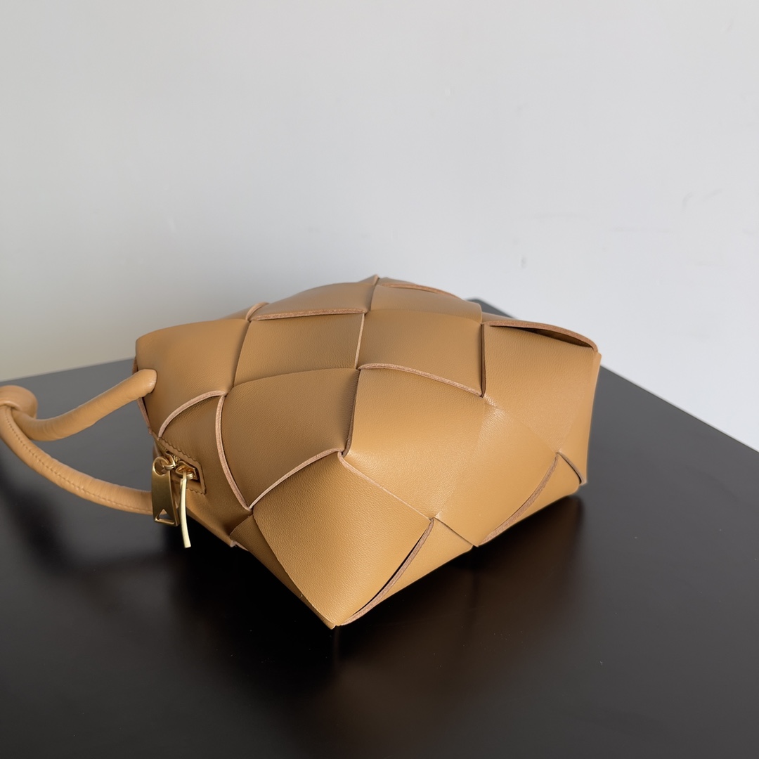 [TOP] Bottega Veneta BV Mini Camera Bag - Brown