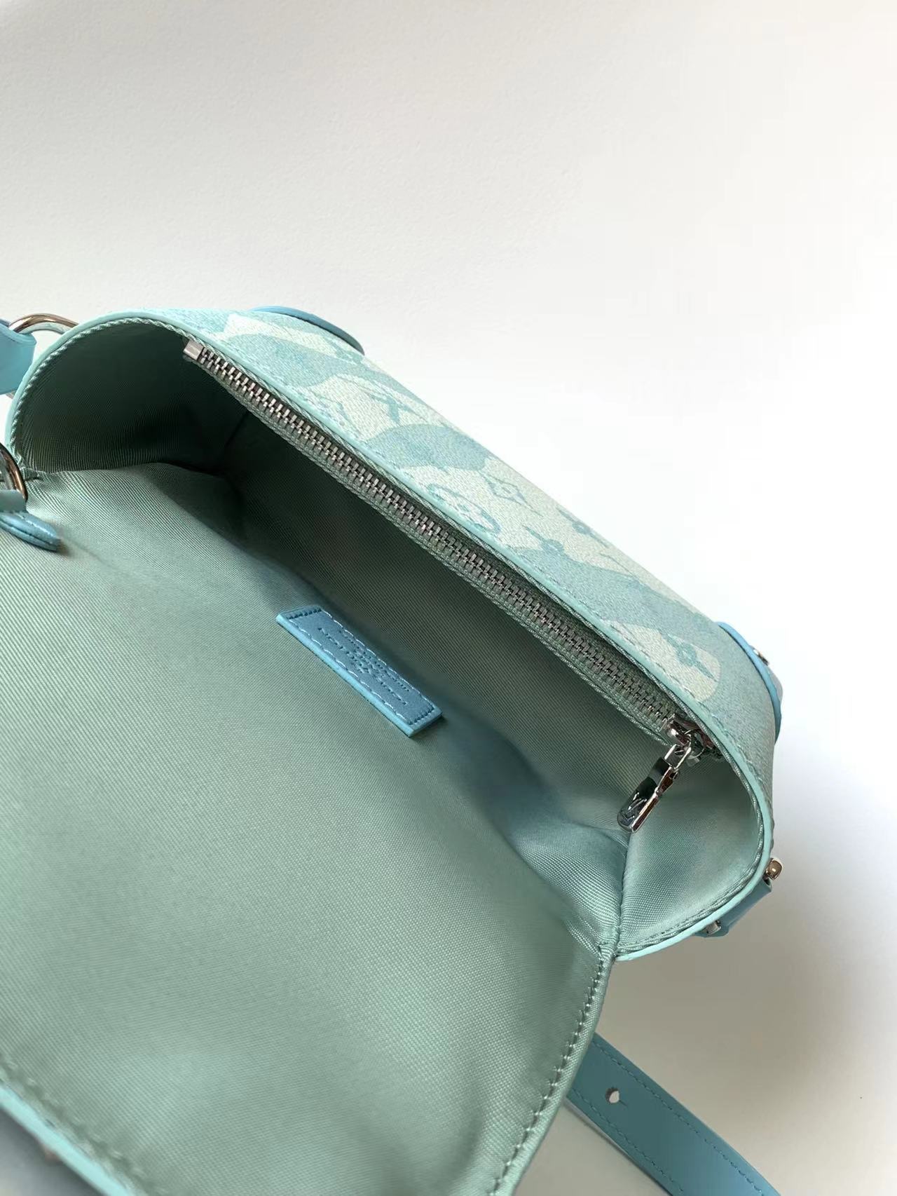 [TOP] Louis Vuitton LV Steamer Wearable Wallet - Sky Blue