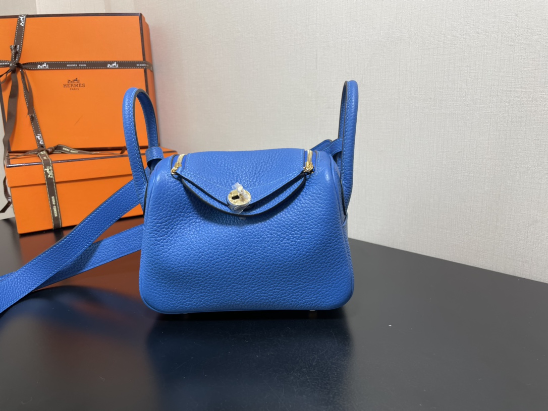 [TOP] HERMES Mini Lindy Taurillon Clemence Leather 19 CM - Blue & GHW