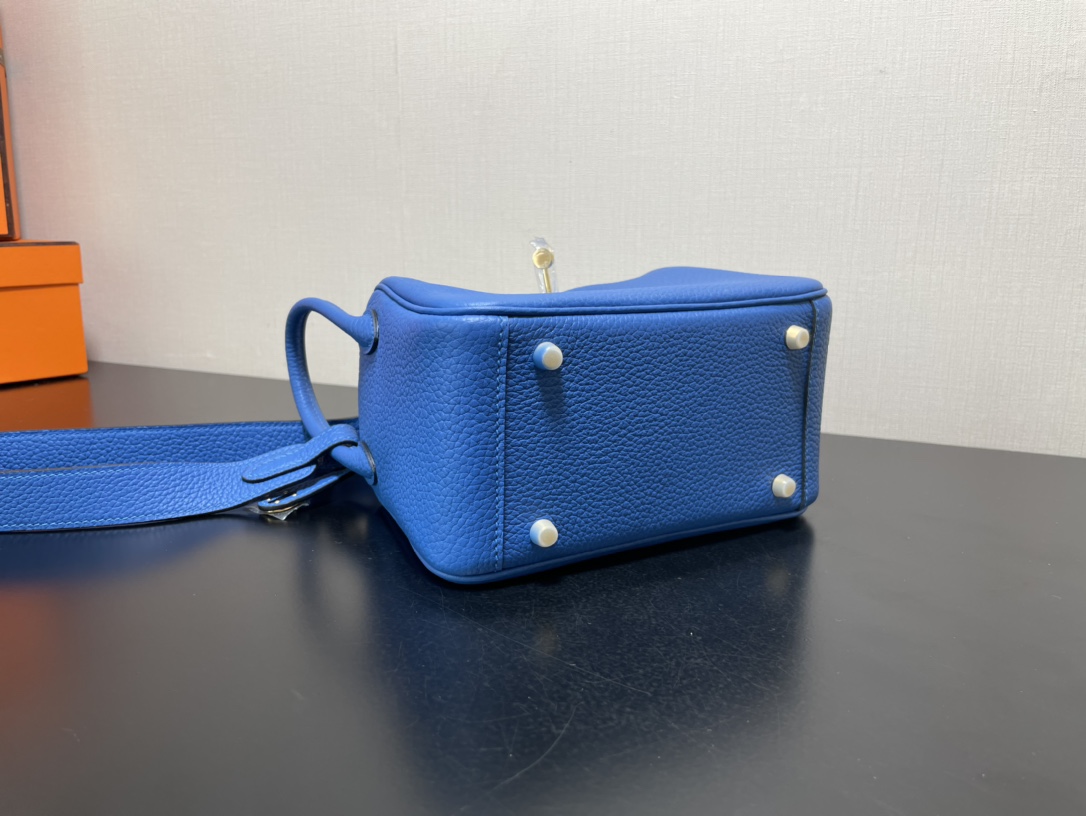 [TOP] HERMES Mini Lindy Taurillon Clemence Leather 19 CM - Blue & GHW