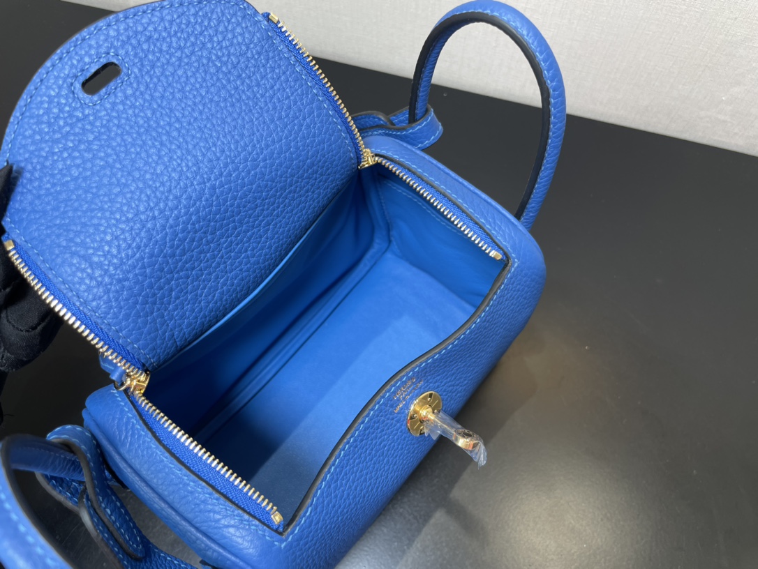 [TOP] HERMES Mini Lindy Taurillon Clemence Leather 19 CM - Blue & GHW
