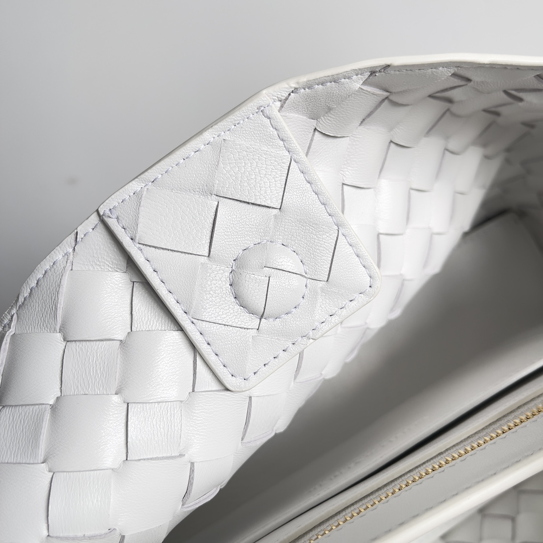 [TOP] Bottega Veneta BV Andiamo Bags - White