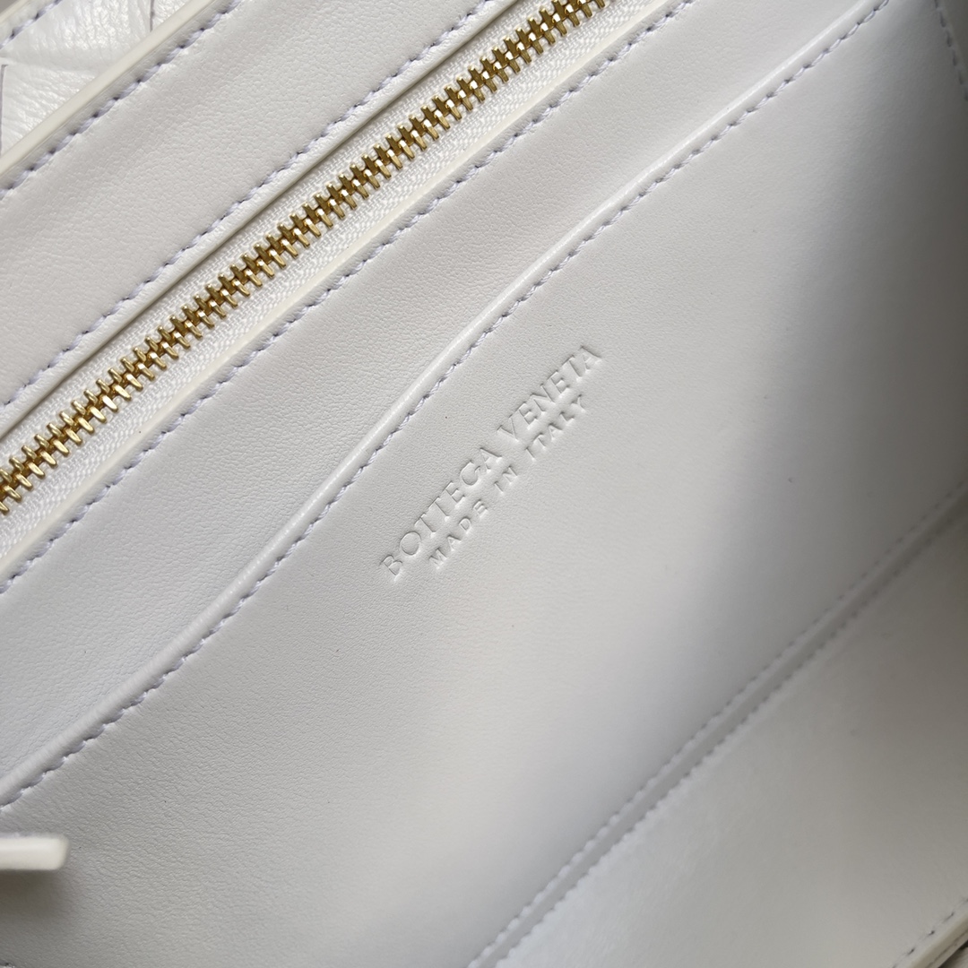 [TOP] Bottega Veneta BV Andiamo Bags - White