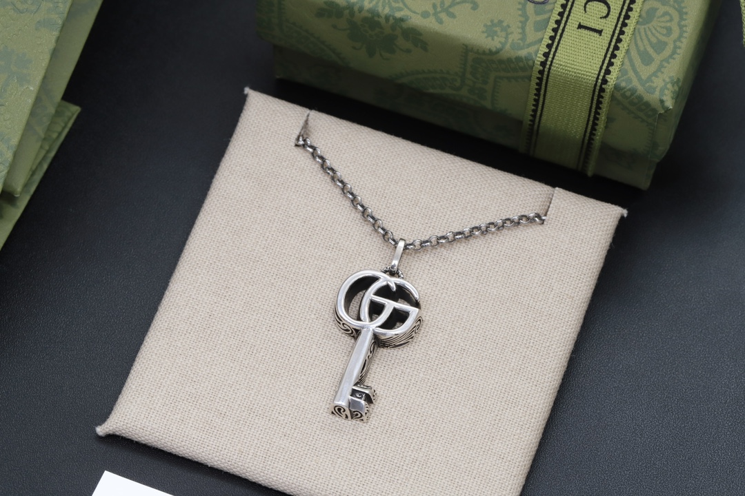 [TOP] GUCCI GG Key Necklace