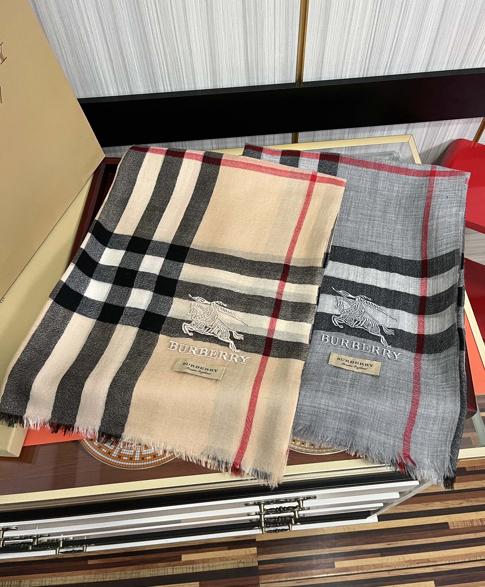 [TOP] BURBERRY Classic with War Horse Embroidery Cashmere Scarf 90 x 210 cm - 2 Colors