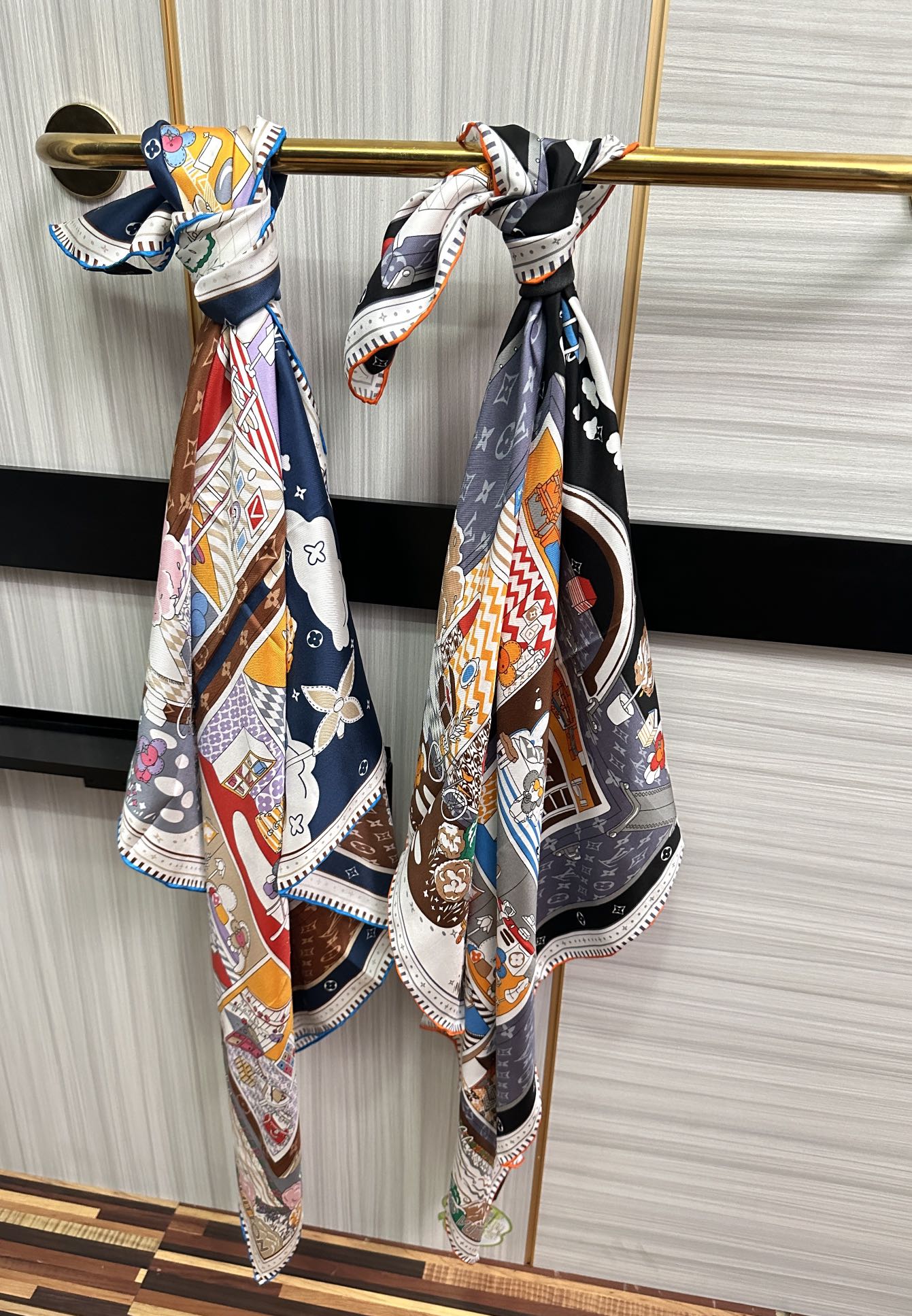 [TOP] Louis Vuitton LV Monogram Luggage Printed Square Scarf 90 x 90 cm - 2 Colors